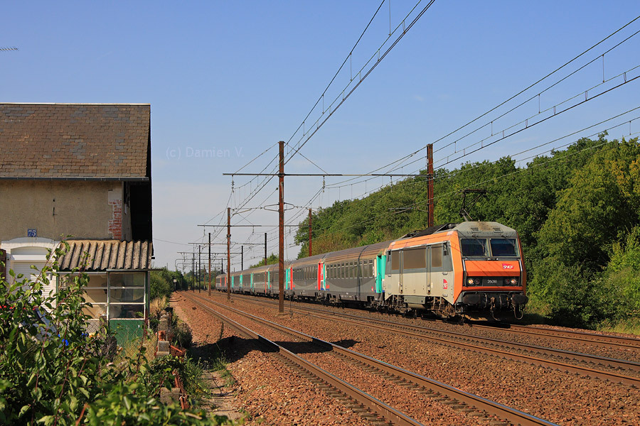 Passant &agrave; toute vitesse l'ex-PN 75, la BB 26081 est vue en t&ecirc;te de l'Aqualys N&deg; 14051 reliant Paris-Austerlitz &agrave; Tours.
