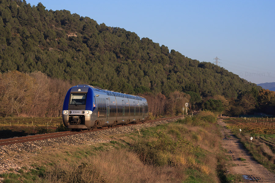 Le B 81645/81646 va aborder le triangle de Pertuis, avec le TER 17413 reliant Brian&ccedil;on &agrave; Marseille.