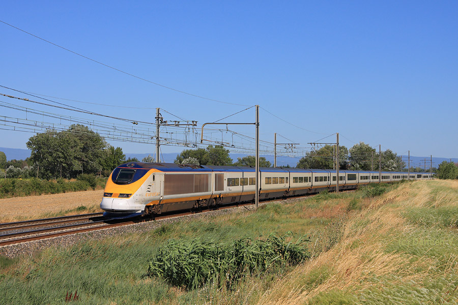 Chaque samedi d'&eacute;t&eacute;, un Eurostar effectue un aller-retour entre Londres et la Cit&eacute; des Papes. C'est le cas ici de la rame 3221/3222 vue entre Avignon et Orange, lors de son retour vers la capitale Britannique.