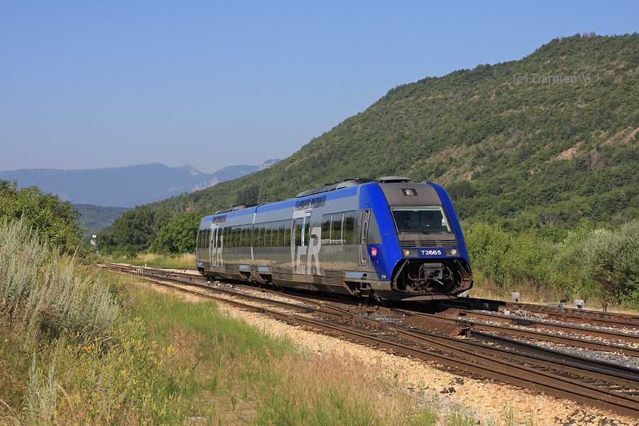 L'X72665/72666 arrive en gare de Veynes-D&eacute;voluy, alors qu'il assure le TER 17400, reliant la capitale Phoc&eacute;enne au chef-lieu des Hautes-Alpes.