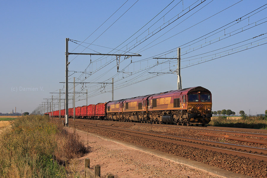 Vue dans la plaine de la Beauce, cette triplette de Class66 remonte une rame charg&eacute;e de bois en provenance des Landes.