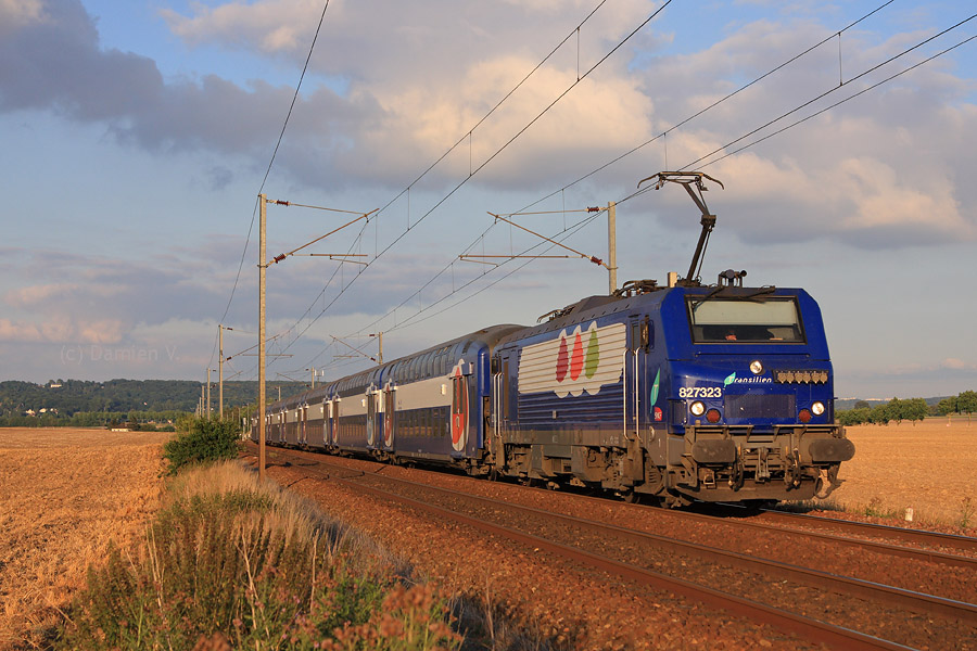 La BB 27323 emm&egrave;ne sa rame de VB2N de Paris-Montparnasse &agrave; Dreux, vue ici peu avant la gare de Montfort-l'Amaury.