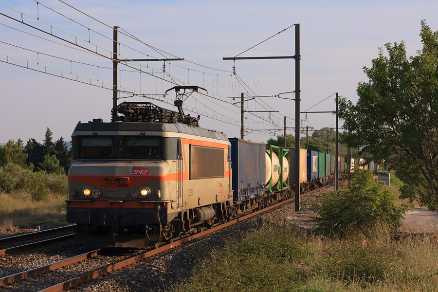La BB 22293 est vue en t&ecirc;te du train n&deg; 50924 Marseille-Maritime - Dourges-Delta 3, sous les derniers rayons du soleil proven&ccedil;al.