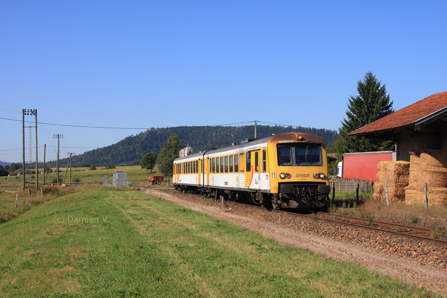 Difficile de s'imaginer que cette photo illustre un arr&ecirc;t commercial ! Pourtant, le X 4798 dessert bien la halte de Biffontaine, dont le BV visible &agrave; droite de la photo abrite des bottes de foin. L'autorail assure une liaison Epinal - St-Di&eacute;.