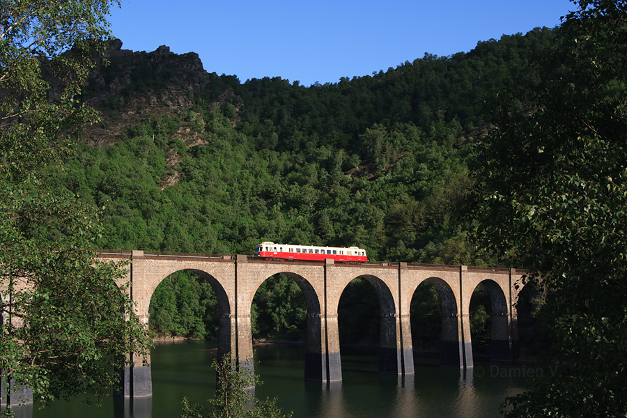 Le X 2403 traverse le lac de Villefort, sur le Viaduc de l'Altier, lors d'une marche sp&eacute;ciale sur la ligne des C&eacute;vennes.