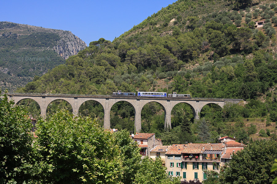 Ce train de mesures, form&eacute; par les BB 66165, voiture Mauzin 213 et BB 66067, franchit le viaduc de L'Escar&egrave;ne, sur une marche &agrave; destination de Breil-sur-Roya.