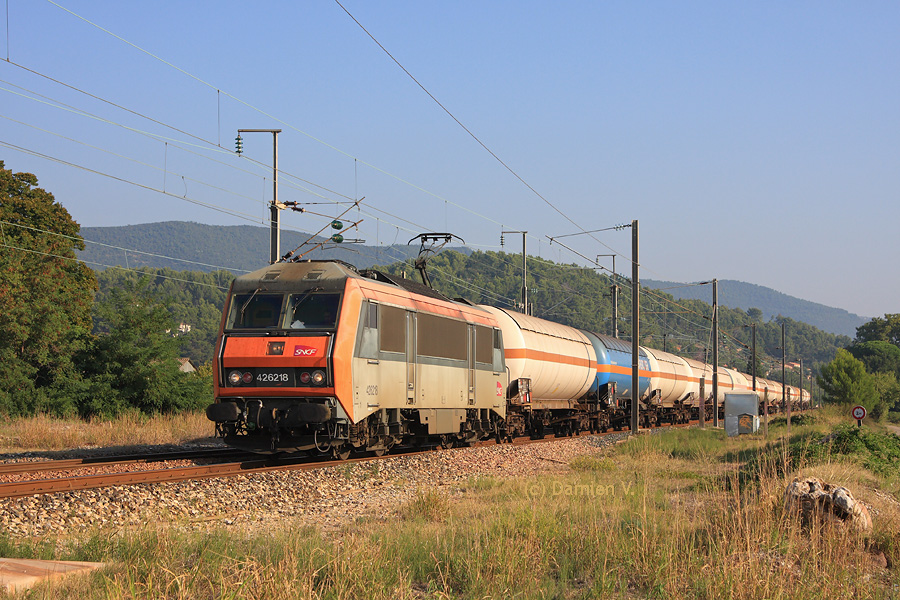 Vue &agrave; l'entr&eacute;e de la petite gare de Cuers, la BB 26218 emm&egrave;ne un train complet de citernes de Ventimiglia &agrave; Miramas, sous la marche 45372.