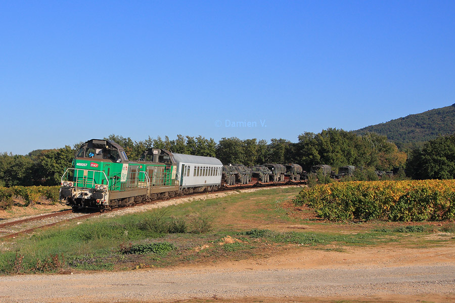 Les BB 69257 et 69243 assurent le retour d'un train militaire depuis La Motte-Ste-Roseline jusqu'&agrave; Miramas, en passant par la voie unique Carnoules - Gardanne. Le train, qui continuera en &eacute;lectrique de Miramas jusqu'en Allemagne, traverse ici le domaine viticole de Roquefeuille, sur la commune de Pourri&egrave;res.