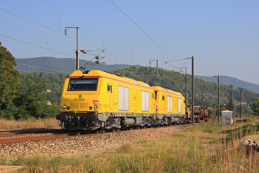 Les BB 75082 et 75080 rapatrient de Nice-St-Roch &agrave; Miramas deux wagons plats munis de portiques pour la manutention des rails, et passent ici la gare de Cuers.