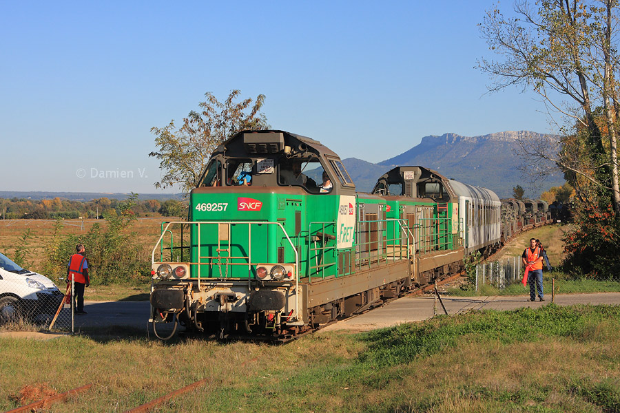 Les BB 69257 et 69243 en t&ecirc;te d'un train militaire Allemand franchissent un PN prot&eacute;g&eacute; pour l'occasion, juste avant l'ex-BV de Rousset, sur la voie unique Carnoules - Gardanne.
