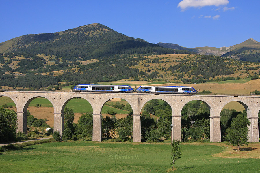 En cette fin d'apr&egrave;s-midi, deux ATER Rh&ocirc;ne-Alpes franchissent le viaduc des Fauries, peu avant leur arr&ecirc;t en gare de Lus-la-Croix-Haute ; ils assurent un TER Grenoble - Brian&ccedil;on.