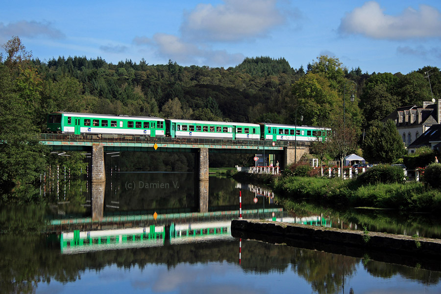 Les X 2124, XR 6147 et X 2144 franchissent le Blavet sur le joli pont de St-Nicolas-des-Eaux, en centre-Bretagne, alors qu'ils assurent un train touristique entre St-G&eacute;rand et Lambel-Camors.