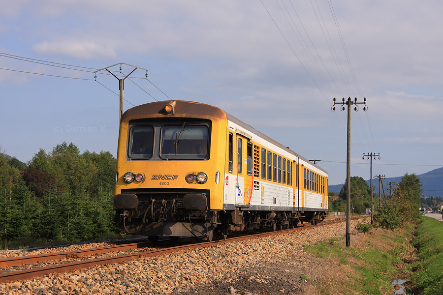 Le X 4803 "M&eacute;trolor" longe une ligne t&eacute;l&eacute;graphique encore intacte, alors qu'il assure le TER 835604 reliant St-Di&eacute; &agrave; Epinal.