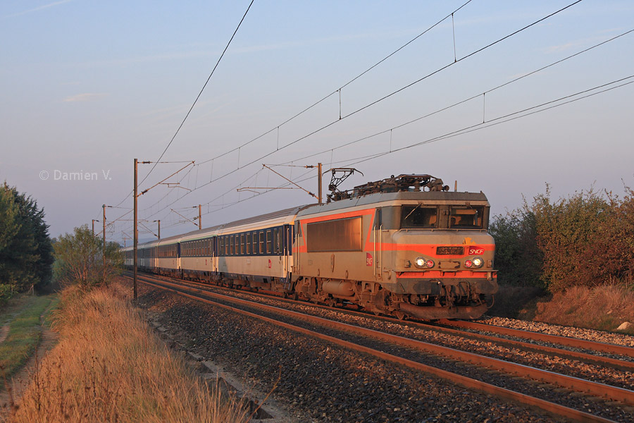 Le Corail Lun&eacute;a "Alsace-Rivi&eacute;ra" N&deg; 4295 reliant Strasbourg &agrave; Nice-Ville est vu au lever du soleil vers Gonfaron, dans la campagne Varoise.
