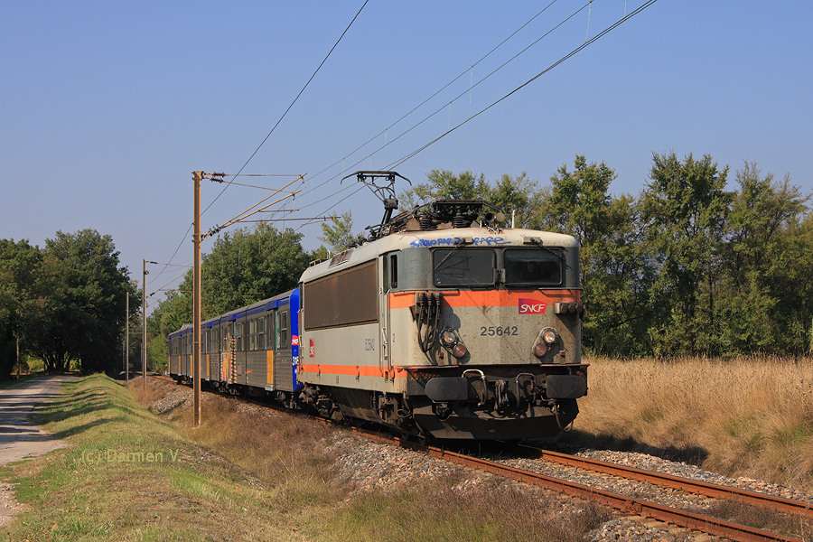 La BB 25642 est en t&ecirc;te de la RRR n&deg; 318 sur ce TER reliant Toulon &agrave; Hy&egrave;res. Il est vu sur la section de ligne &agrave; voie unique, non loin de son terminus.