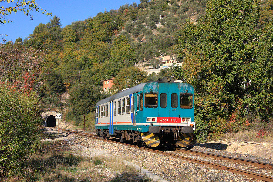 Assurant le TER 22943/22944 Cuneo - Nice, l'ALn 663-1198 c&ocirc;toie la pancarte "GARE" de L'Escar&egrave;ne, gare qu'il vient de desservir.