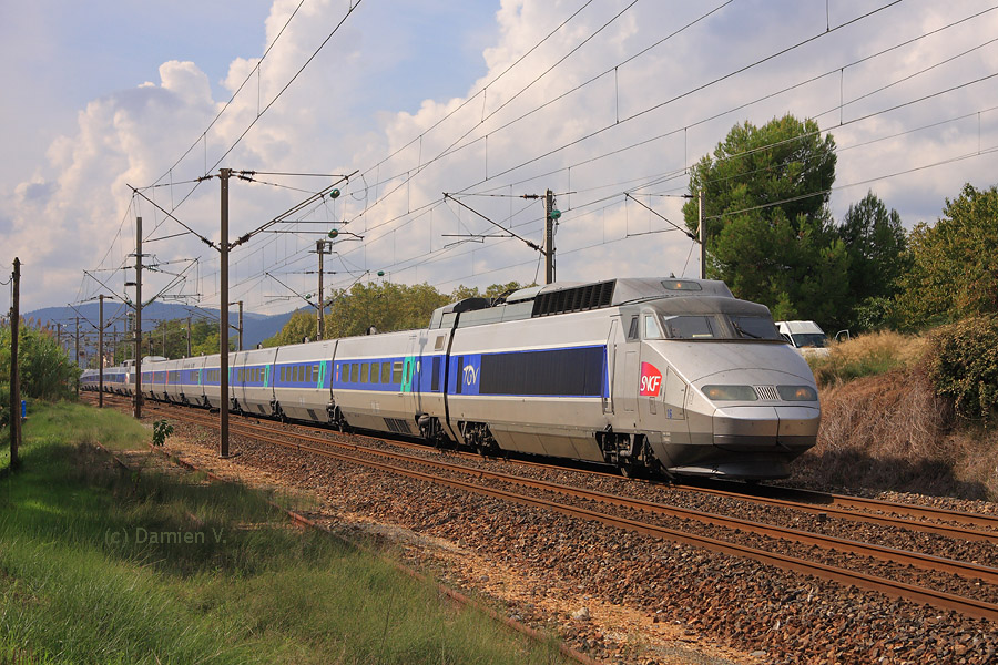 Les rames TGV SE n&deg;16 (celle du record du monde de vitesse de 1981) et 69 viennent de passer la gare de Carnoules, sur une relation Metz - Nice-Ville.