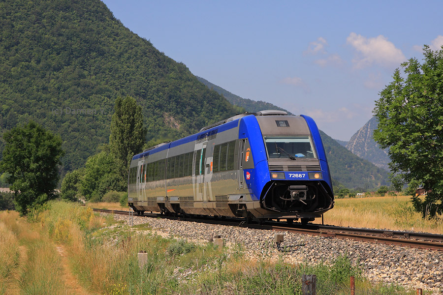 L'X 72687/72688 est vu sur une relation Marseille-St-Charles - Brian&ccedil;on, lors de son passage au PN 9, entre Veynes et Gap.