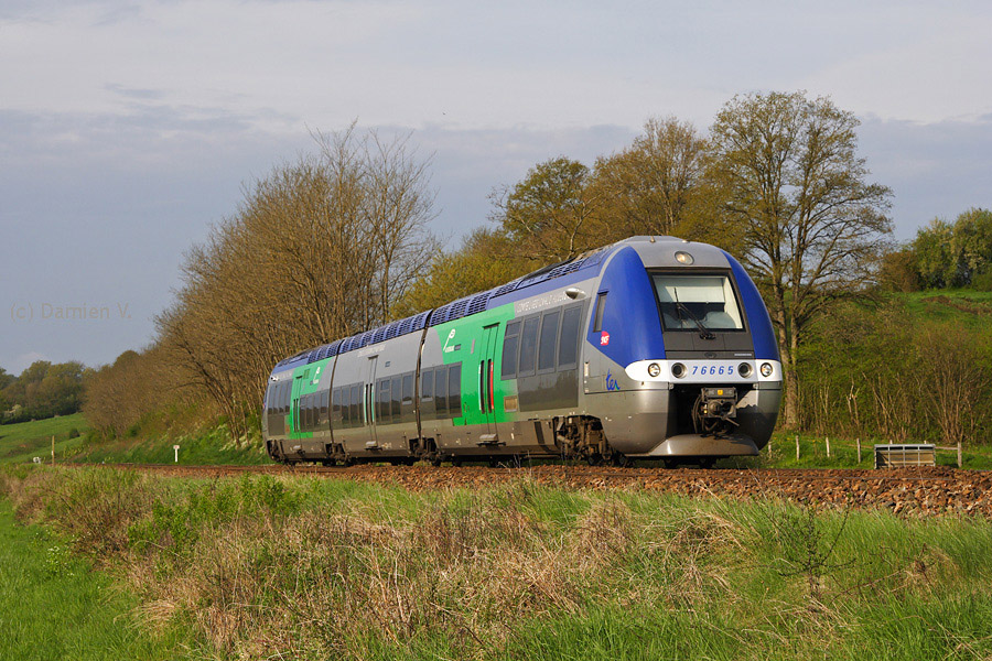 Effectuant une relation Clermont-Ferrand - Dijon, l'X 76665/76666 est vu entre Montchanin et Chagny, dans la paisible campagne Bourguignonne.
