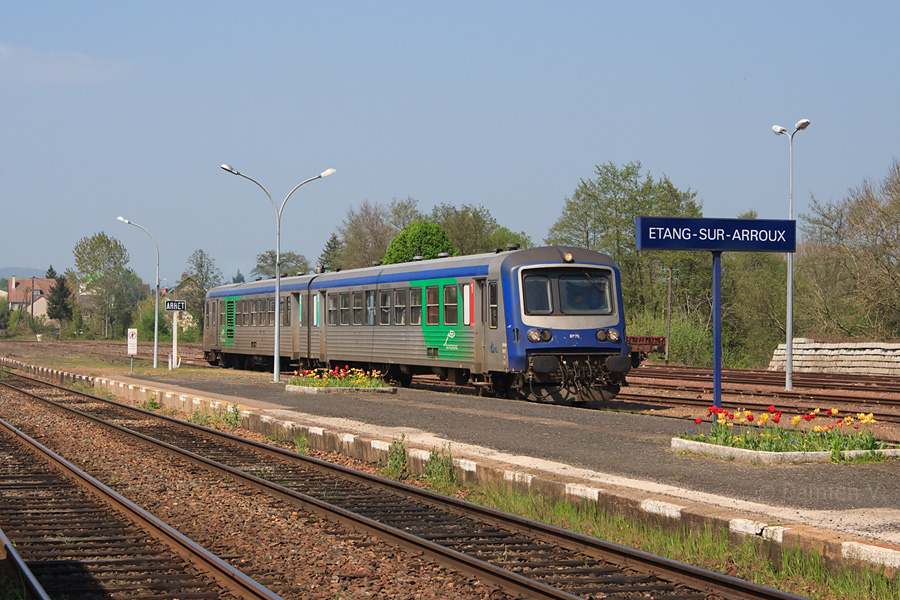 Le X 4775 se met &agrave; quai en gare d'Etang-sur-Arroux, afin d'assurer le TER 893087 &agrave; destination de Montchanin.