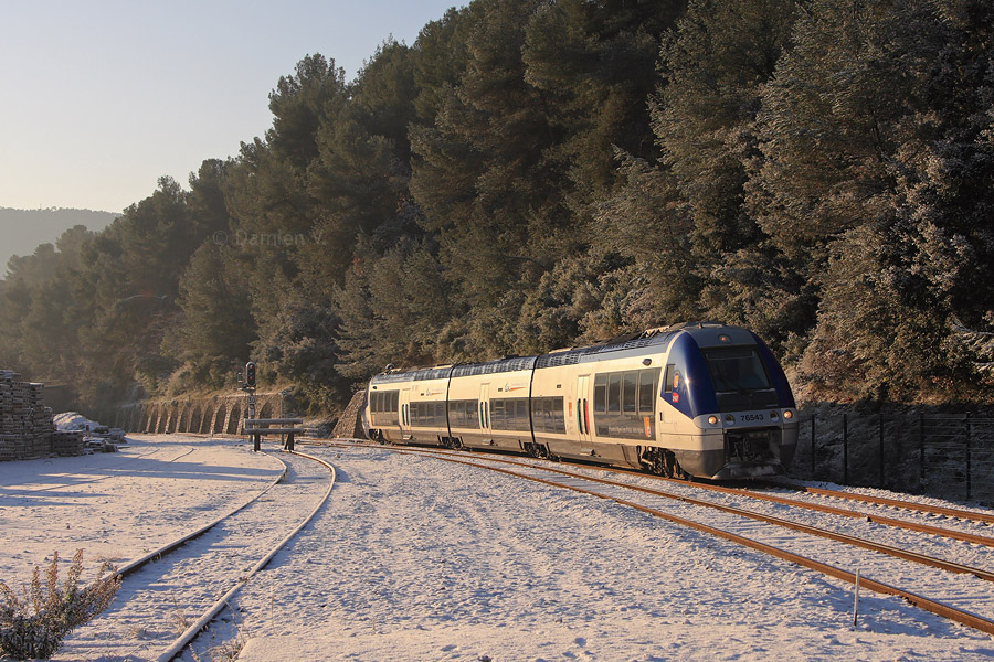 Le soleil éclaire de ses tous premiers rayons le X 76543/76544 qui entre en gare de Drap-Cantaron, sur un tapis de neige fraîchement tombée. Il assure le TER 22945 à destination de Tende.