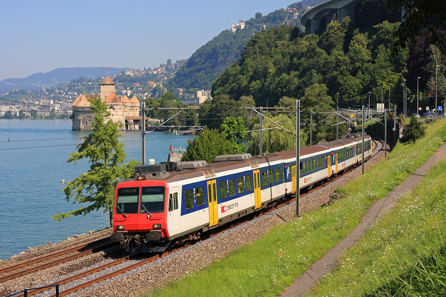 Longeant le Lac L&eacute;man, et avec le Ch&acirc;teau de Chillon en toile de fond, cette automotrice Colibri en provenance d'Allaman approche de son terminus, Villeneuve.
