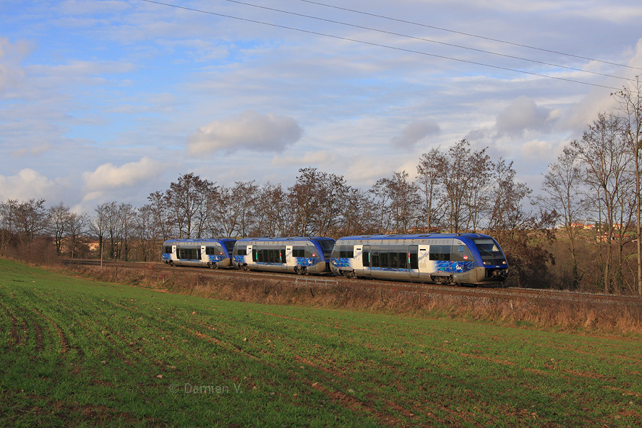 Les X 73664, 73530 et 73592 descendent de Roanne, assurant le TER omnibus N&deg; 889667 ; ils sont photographi&eacute;s juste apr&egrave;s avoir desservi la gare de St-Romain-de-Popey.