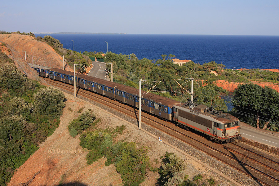 La BB 25667 et ses deux RIO PACA se faufilent dans le massif de l'Est&eacute;rel, avec un TER semi-direct Nice-Ville - Les Arcs-Draguignan,
