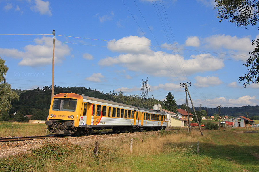 Entre deux nuages, le X 4798 démarre de la gare de Biffontaine, sur la ligne 18, alors qu'il assure un TER entre St-Dié et Epinal.