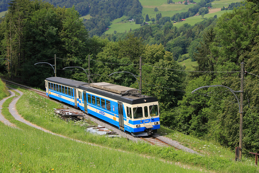 L'automotrice BDe 4/4 n&deg; 402 approche de la petite gare des Planches, assurant le train 434 Aigle - Les Diablerets.