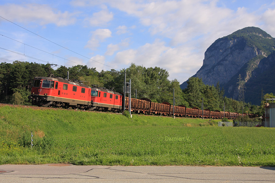 Men&eacute; par une UM de Re 4/4 II, ce train de bois &agrave; destination de l'Italie surgit d'une courbe pr&egrave;s d'Evionnaz, entre Aigle et Martigny.