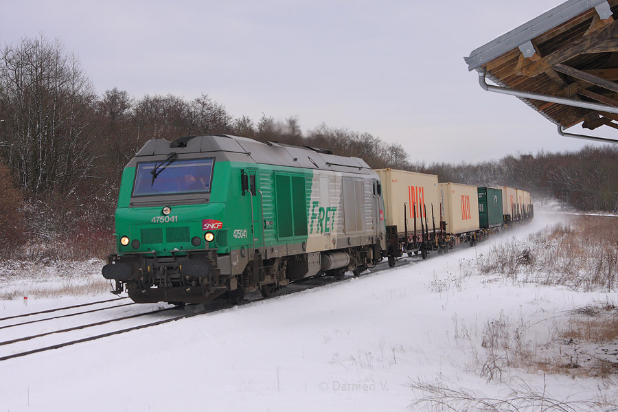 Avec un gros quart-d'heure d'avance, le 52752 Bantzenheim - Vesoul d&eacute;bouche de la courbe au niveau de l'ancien BV de Genevreuille, BB 75041 en t&ecirc;te.