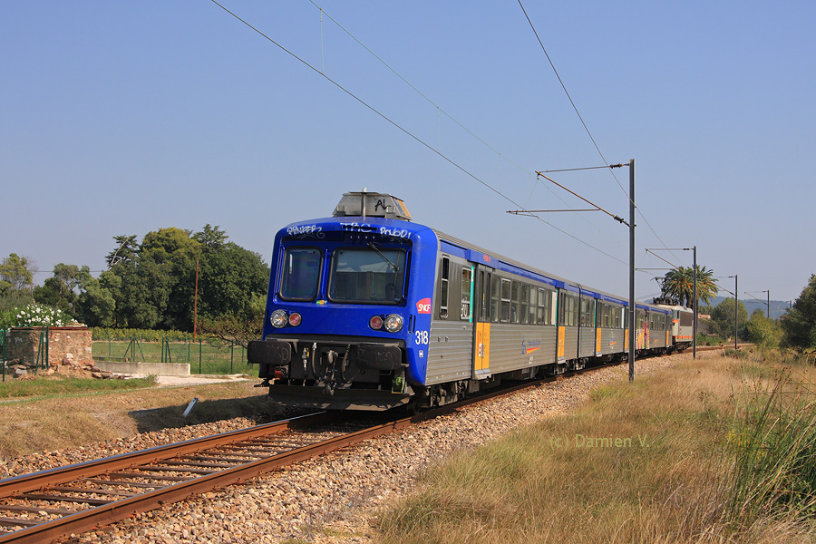 Assurant le TER 881618 entre Hy&egrave;res et Marseille, la RRR 318 pouss&eacute;e par la BB 25642 approche de La Pauline, o&ugrave; la voie unique d'Hy&egrave;res rejoint la double voie Marseille - Nice - Ventimiglia.