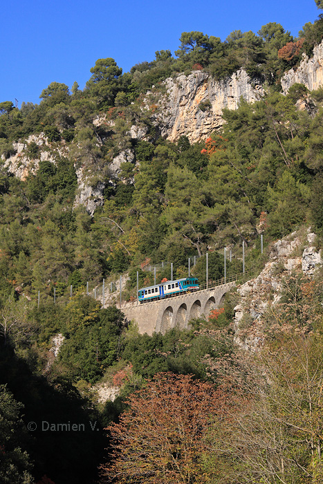 En route pour Cuneo, l'ALn 663-1198 domine l'&eacute;troite vall&eacute;e du Paillon, entre Peille et L'Escar&egrave;ne.