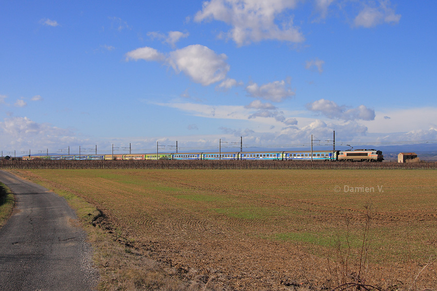 Vue entre Narbonne et B&eacute;ziers du Corail T&eacute;oz N&deg;4656 &agrave; destination de Nice-Ville. Ses 14 voitures sont tir&eacute;es par une BB 7200.