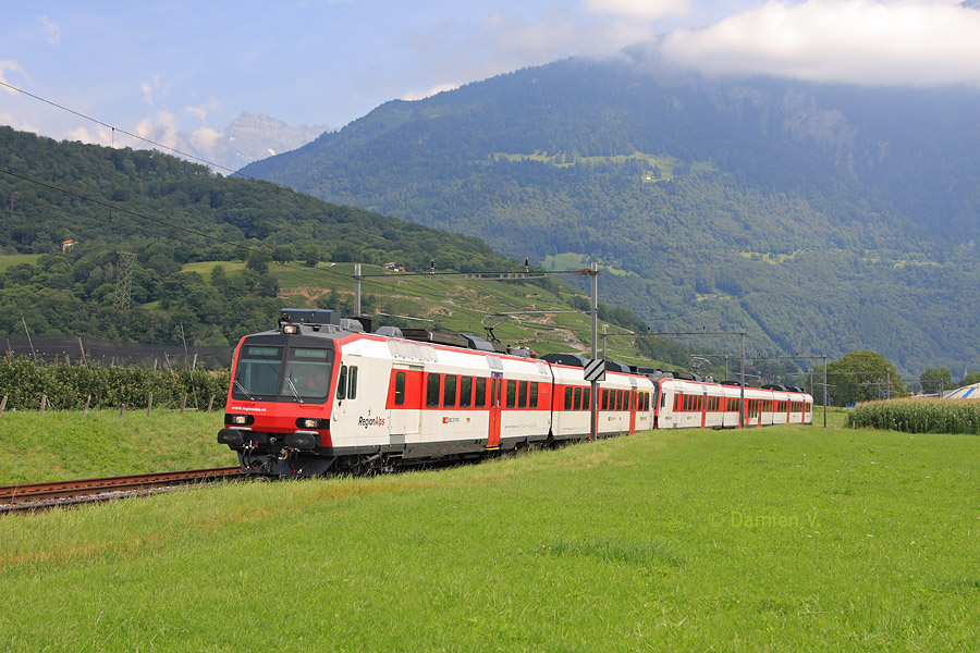 Deux rames DOMINO de la soci&eacute;t&eacute; RegionAlps viennent de passer Bex, remontant la vall&eacute;e en direction du L&eacute;man.