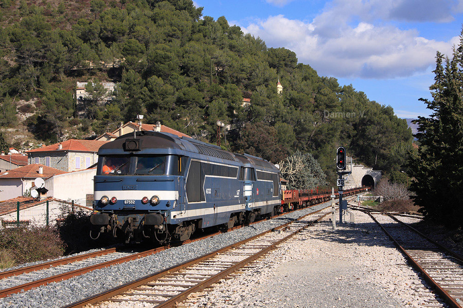 Vues &agrave; l'entr&eacute;e de la gare de Drap-Cantaron, les BB 67332 et 67309 redescendent une longue rame de wagons plats, en provenance du chantier de RVB. Le BB 64075, non encore sorti du tunnel, est charg&eacute; de la pousse.