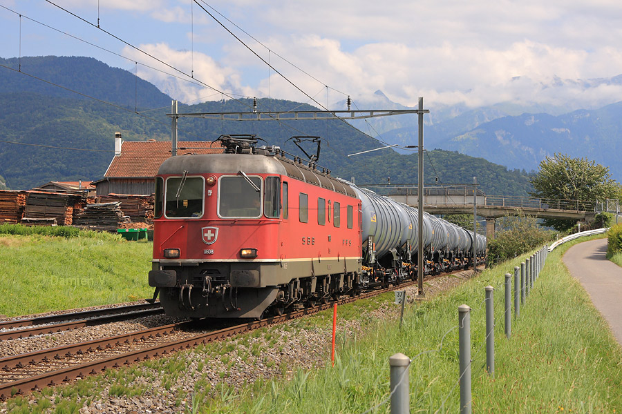 Le train facultatif 51882 reliant St-Maurice &agrave; Renens (banlieue de Lausanne) est vu peu apr&egrave;s Aigle, avec ce jour-l&agrave; une rame enti&egrave;re de citernes.