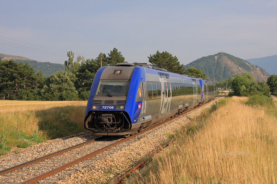 En cette belle soir&eacute;e estivale, le TER 17406 monte vers Brian&ccedil;on, compos&eacute; des X 72705/6 et 72577/78.