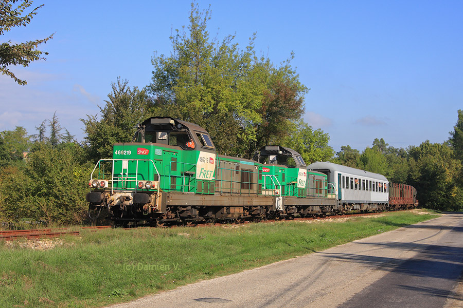 Emmen&eacute; par deux BB 69000 Avignonnais, ce train militaire en provenance d'Allemagne approche de sa destination finale. Il est photographi&eacute; ici juste apr&egrave;s Brignoles, sur la voie unique Gardanne - Carnoules.