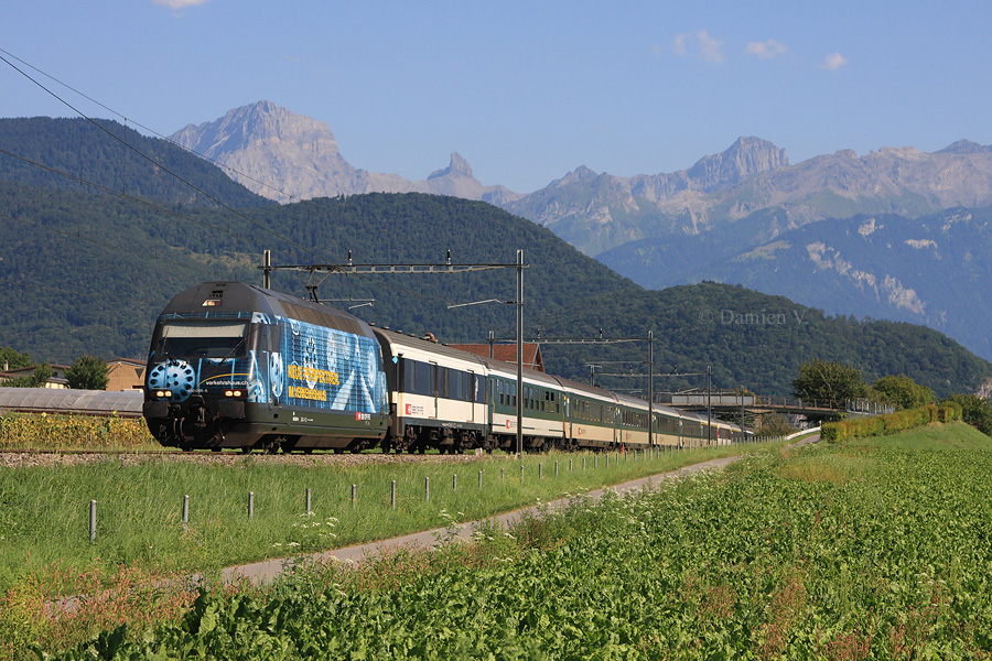Domin&eacute;e par de hauts sommets Alpins, la Re 460 080-5 vient de quitter Aigle avec l'InterR&eacute;gio 1730 Brig - Gen&egrave;ve.