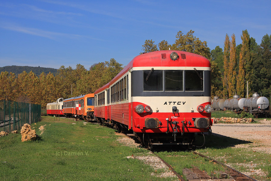 Les trois autorails de l'ATTCV (X 4567, X 4590, anciennement bleu isabelle, et rev&ecirc;tu de sa nouvelle livr&eacute;e &agrave; base d'orange, et Picasso X 3976) stationnent au d&eacute;p&ocirc;t de l'association, &agrave; Besse-sur-Issole. Ce jour-l&agrave;, aucune circulation touristique ne peut avoir lieu, &agrave; cause de la circulation d'un train militaire sur cette voie unique d'int&eacute;r&ecirc;t strat&eacute;gique.