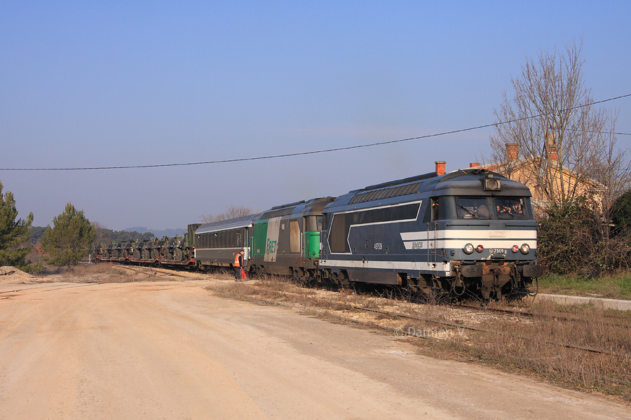 Vues &agrave; la travers&eacute;e de la gare de La Barque-Fuveau, les BB 67509 et 67401 emm&egrave;nent ce train militaire &agrave; La Motte-Ste-Roseline.