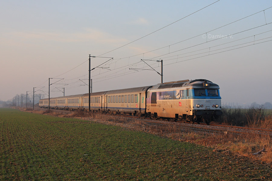En cette froide matin&eacute;e de janvier, le soleil &eacute;claire de ses premiers rayons le TER 849927 Paris-Nord - Laon, emmen&eacute; par la BB 67413 dans la campagne Seine-et-Marnaise.