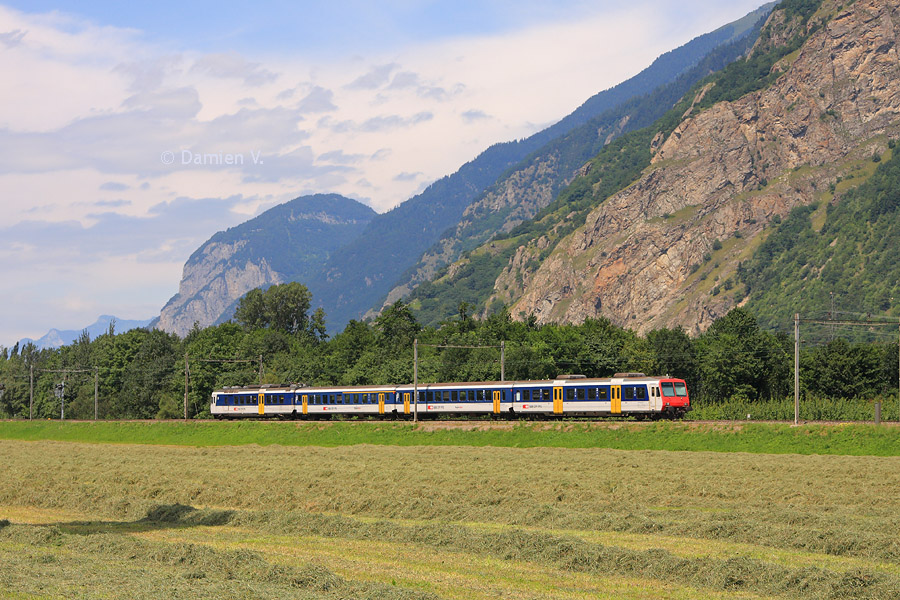 Le R&eacute;gio 4044 effectuant un court trajet entre Martigny et Monthey, est vu au pied des montagnes, peu apr&egrave;s son d&eacute;part.