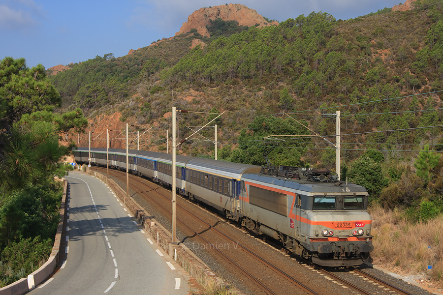BB 22335 en t&ecirc;te, le Corail Lun&eacute;a 4625 Nantes - Nice est vu ici peu apr&egrave;s Anth&eacute;or, pendant sa travers&eacute;e du massif de l'Est&eacute;rel.