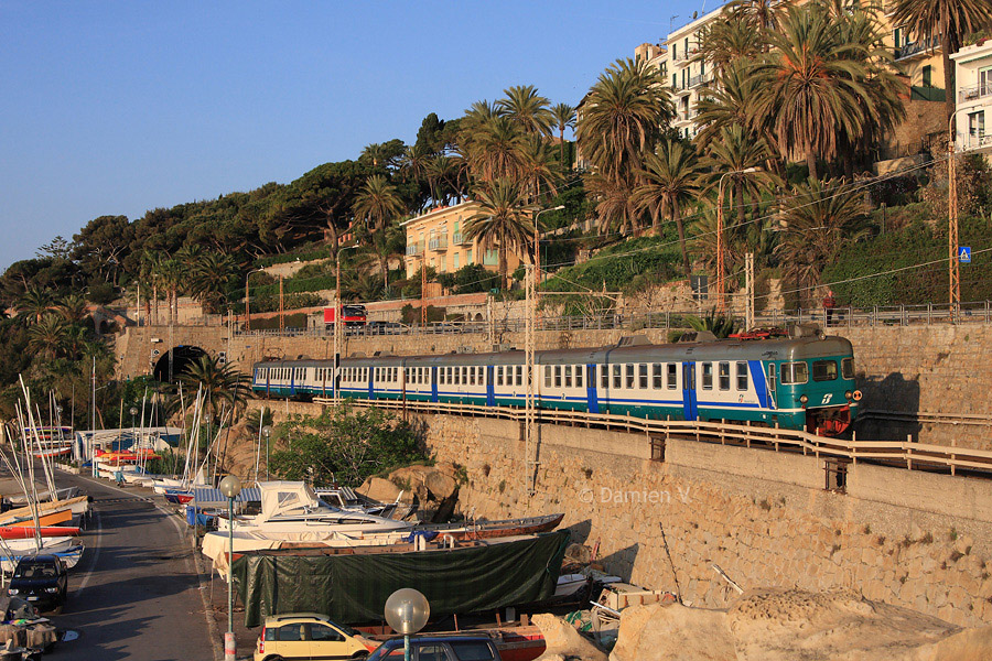 Le train 6223 Ventimiglia - Imperia-Oneglia longe le port de Bordighera, sous les premiers rayons du soleil.