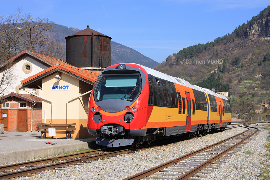 L'AMP 801/802 est vu en gare d'Annot, sa gare d'attache provisoire, le temps des essais. Il s'appr&ecirc;te ici &agrave; repartir vers Thorame-Haute.