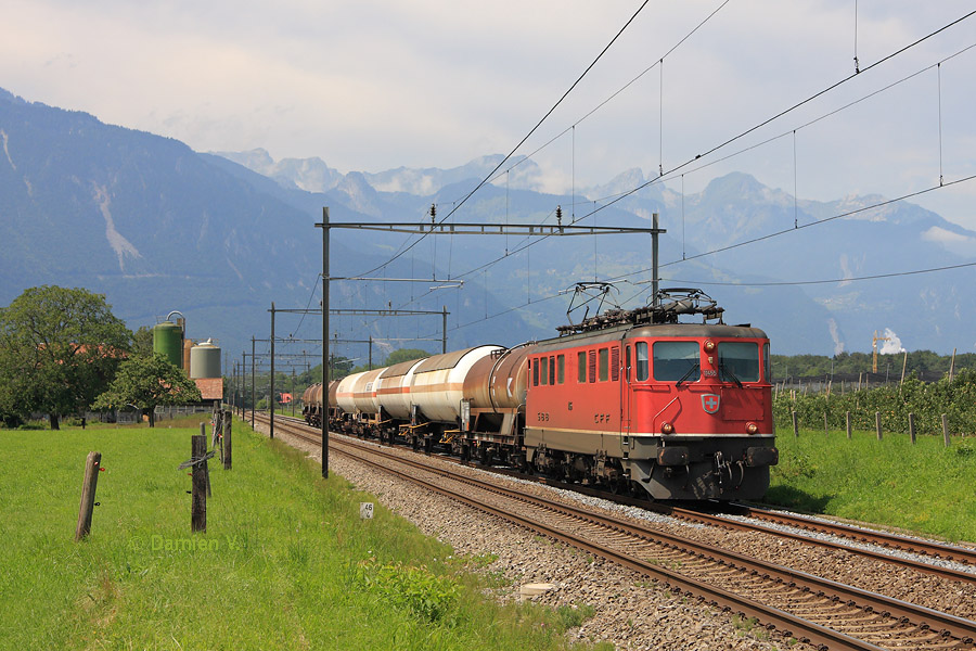 Entre vignes et montagnes, l'Ae 6/6 11455 emm&egrave;ne une rame de citernes de Lausanne &agrave; St-Maurice.