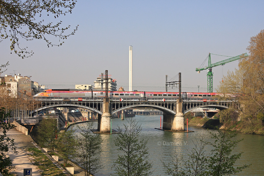 Franchissant la Marne tout juste avant que celle-ci ne rejoigne la Seine, la rame IRIS 320 entame une tourn&eacute;e de mesures &agrave; grande vitesse qui l'emm&egrave;nera en Bourgogne, puis dans le Sud de la France.